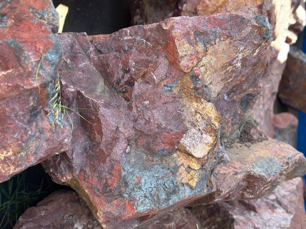 Камни для ландшафтного дизайна красно-фиолетовые 10-60 килограмм купить в Республике Карелия