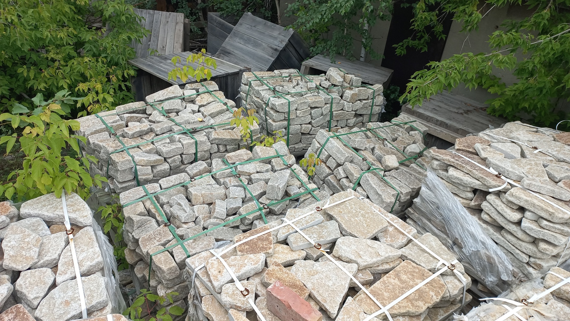 Плитняк галтованный гранитный для ландшафтного дизайна купить в Республике Карелия