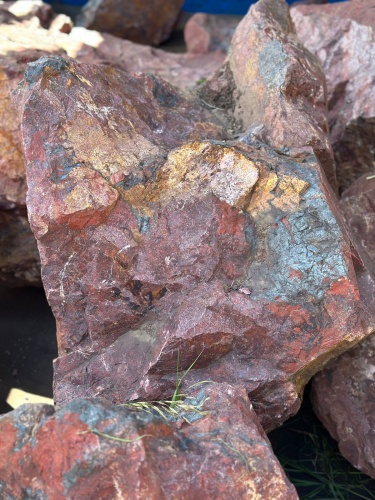 Камни для ландшафтного дизайна красно-фиолетовые 10-60 килограмм купить в Республике Карелия