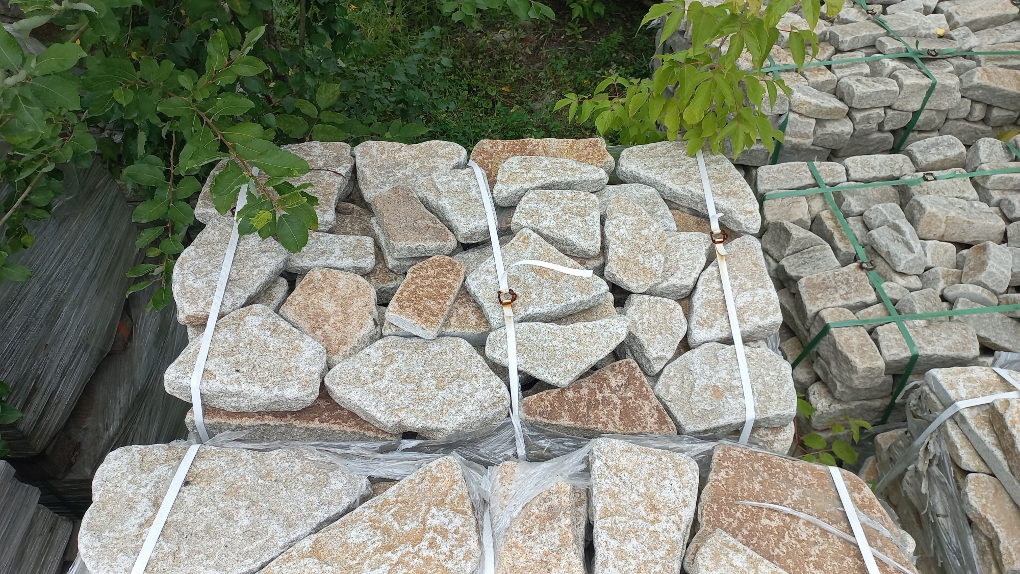 Плитняк галтованный гранитный для ландшафтного дизайна купить в Республике Карелия