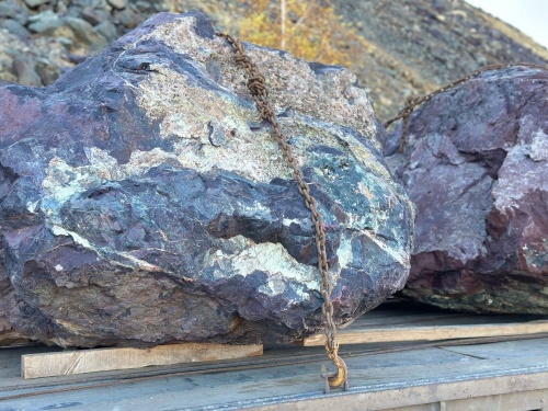 Огромные красно-фиолетовые валуны для ландшафтного дизайна весом более 5 тонн купить в Республике Карелия