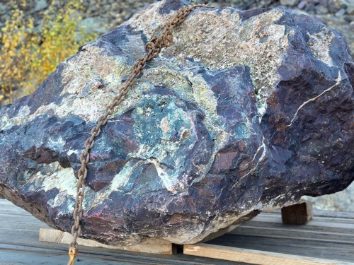 Огромные красно-фиолетовые валуны для ландшафтного дизайна весом более 5 тонн купить в Республике Карелия