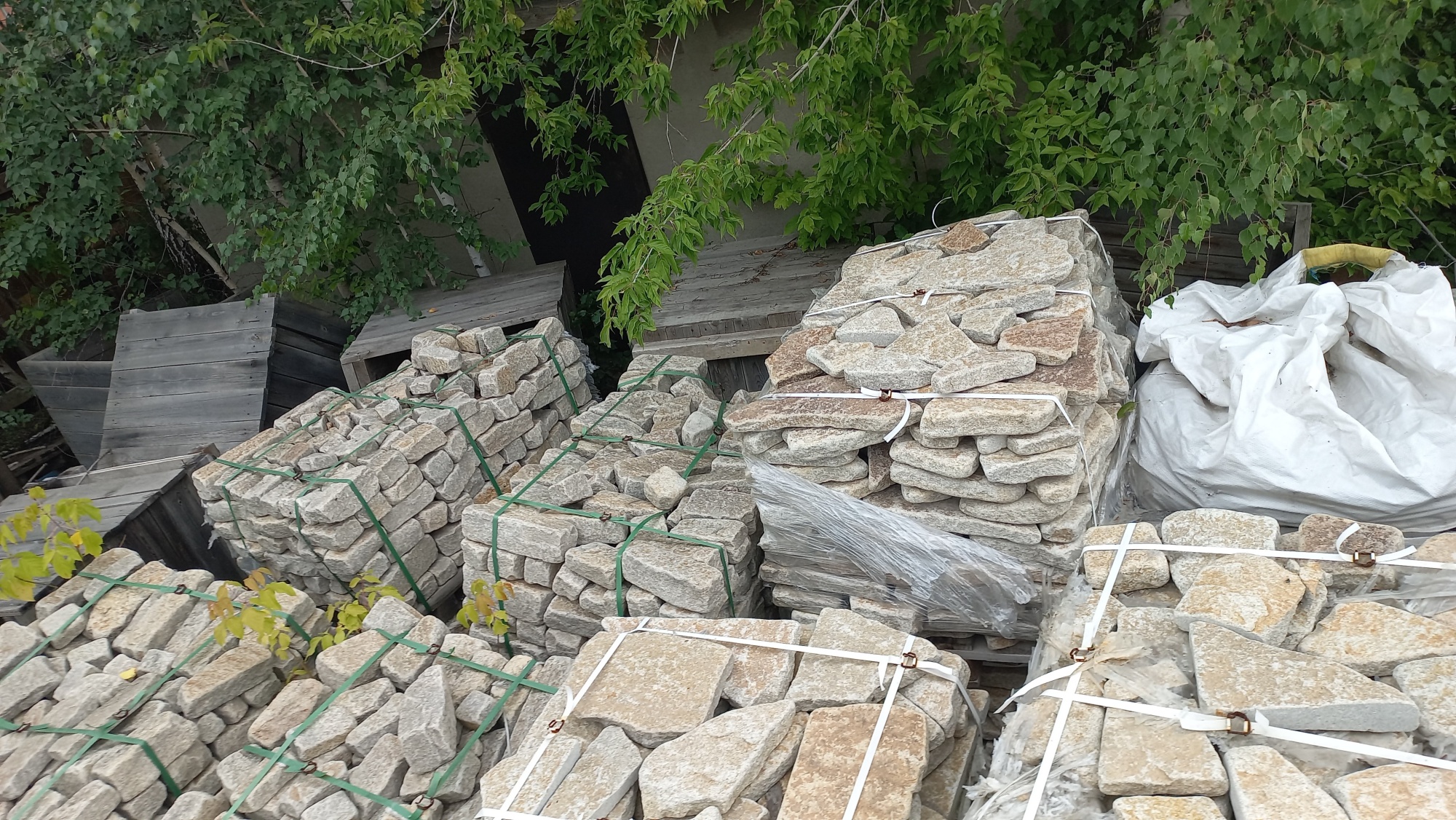 Плитняк гранитный галтованный купить в Республике Карелия