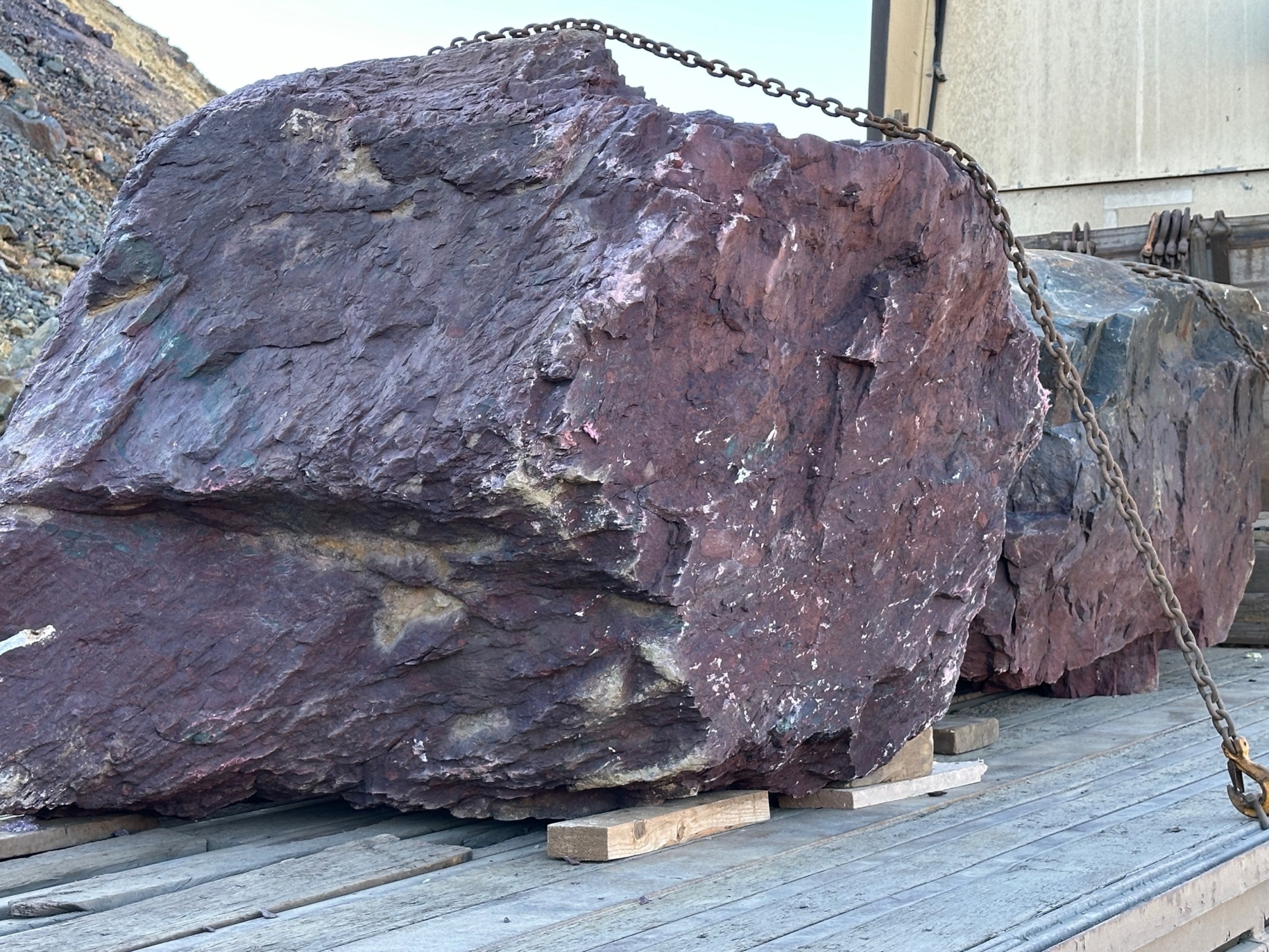 Огромные красно-фиолетовые валуны для ландшафтного дизайна весом более 5 тонн купить в Республике Карелия