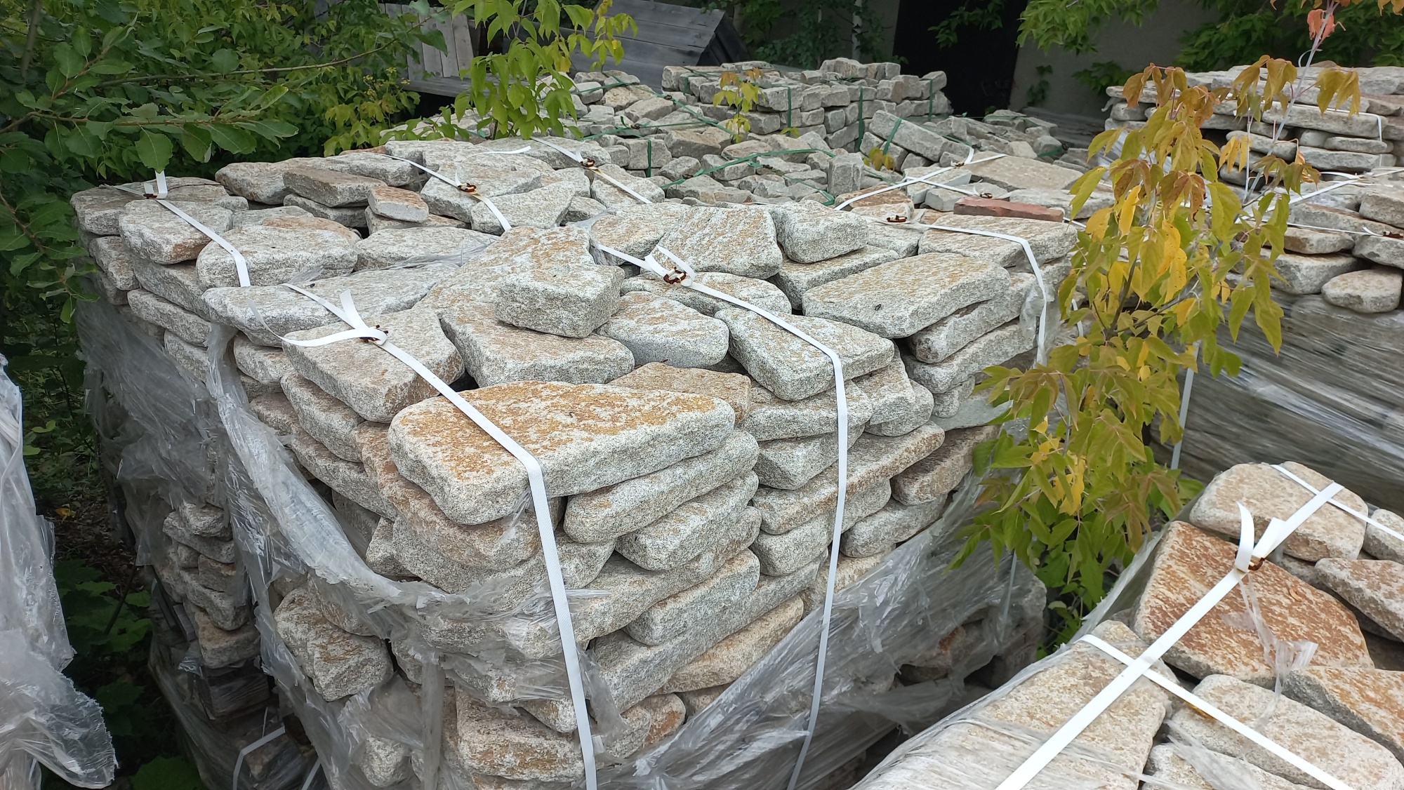 Плитняк галтованный гранитный для ландшафтного дизайна купить в Республике Карелия