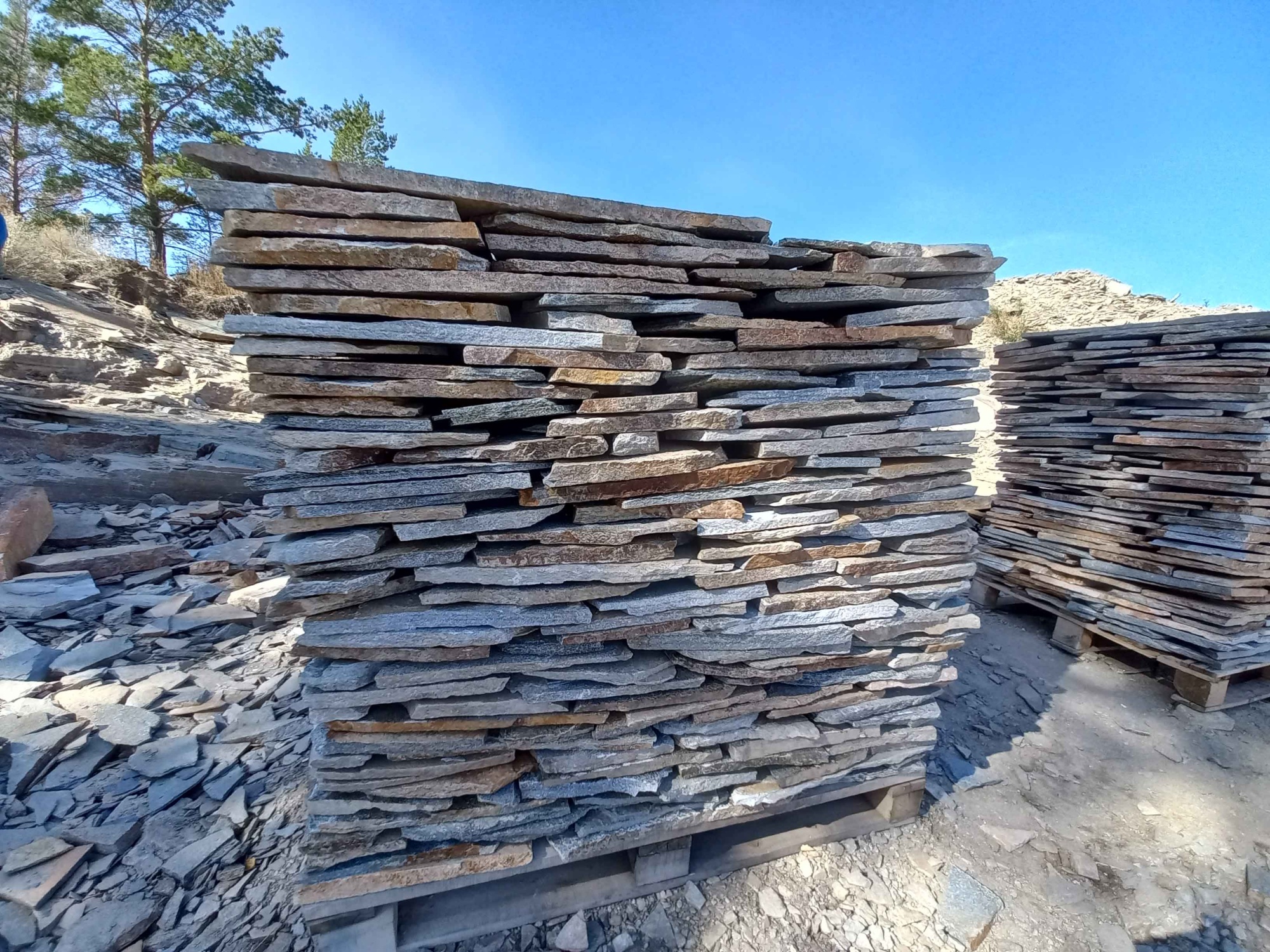 Плитняк златолит серебристый для фасада купить в Республике Карелия