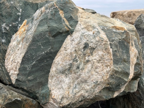 Гигантские зелёные валуны для ландшафтного дизайна весом более 5 тонн купить в Республике Карелия