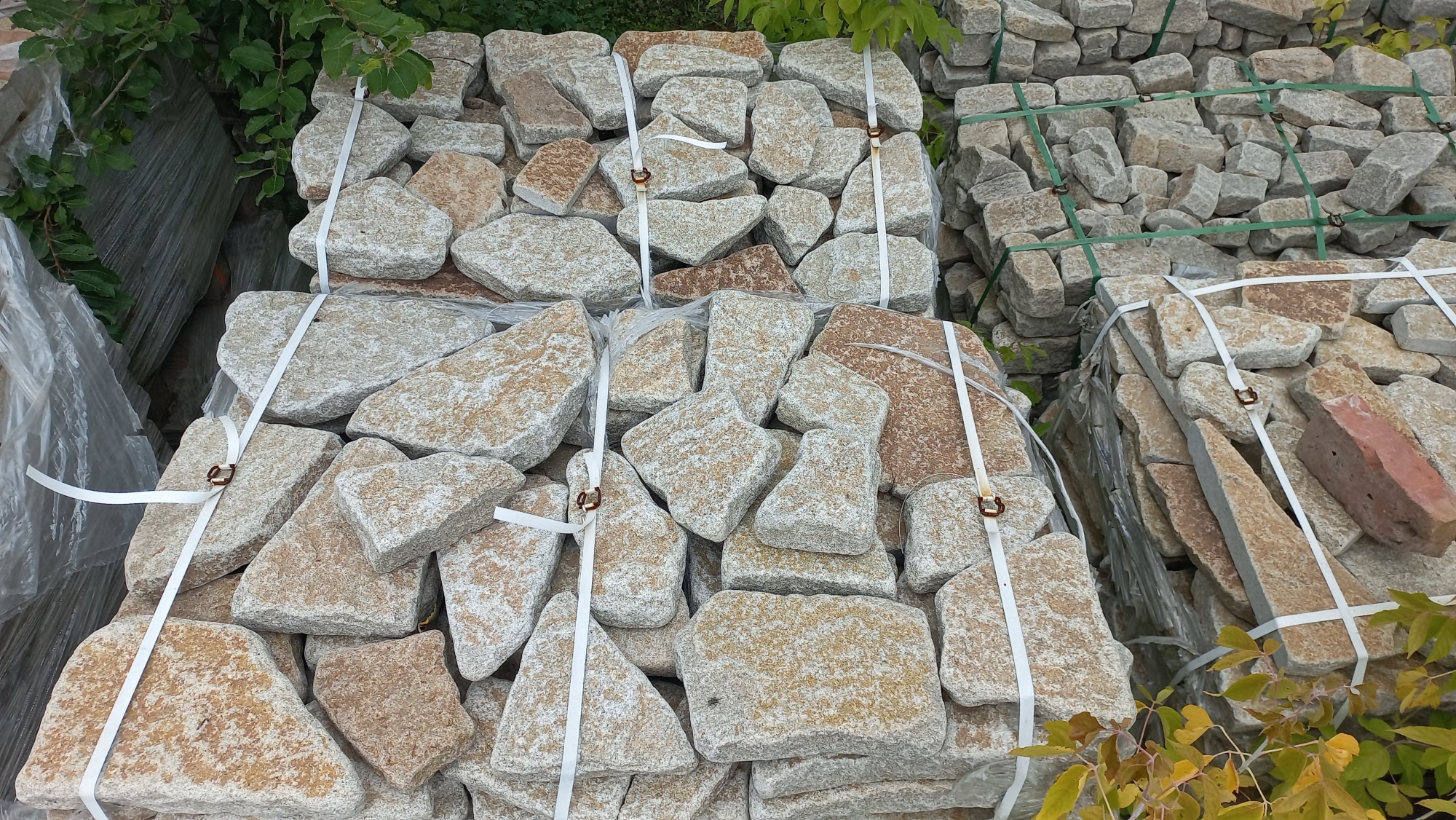 Гранитный плитняк галтованный для мощения купить в Республике Карелия